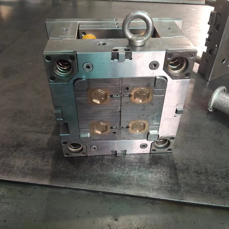 Customized Hot Runner S136 multi cavity plastic injection mold for POM injection molding