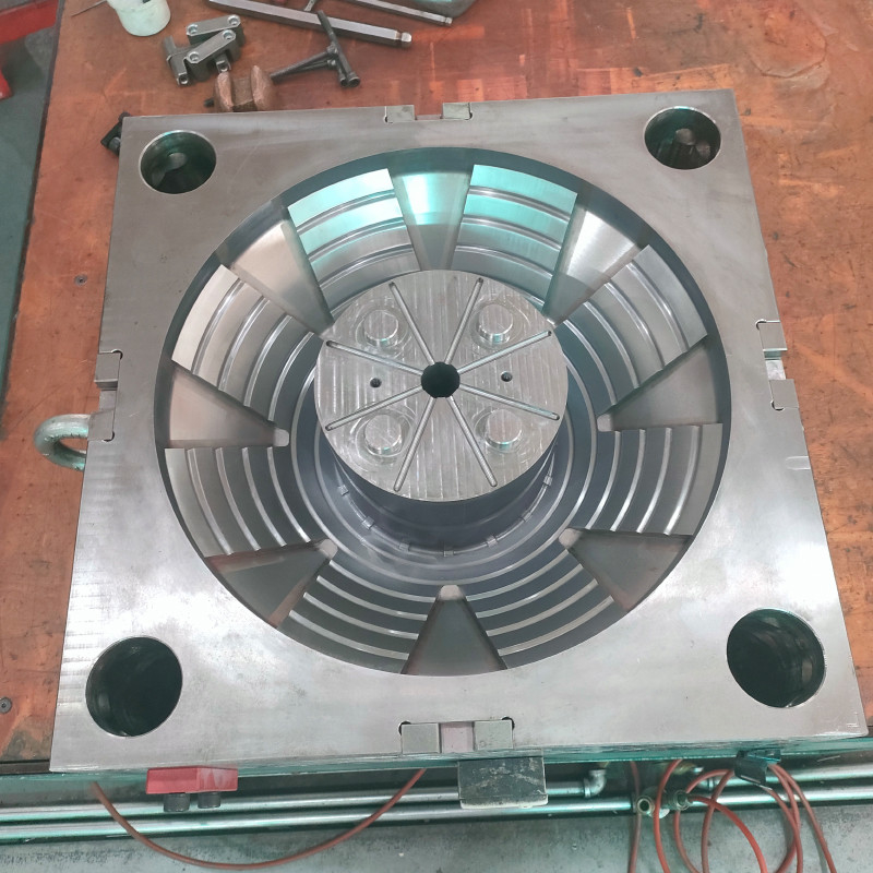 multi cavity mould for injection plastic components with customized service in Dongguan