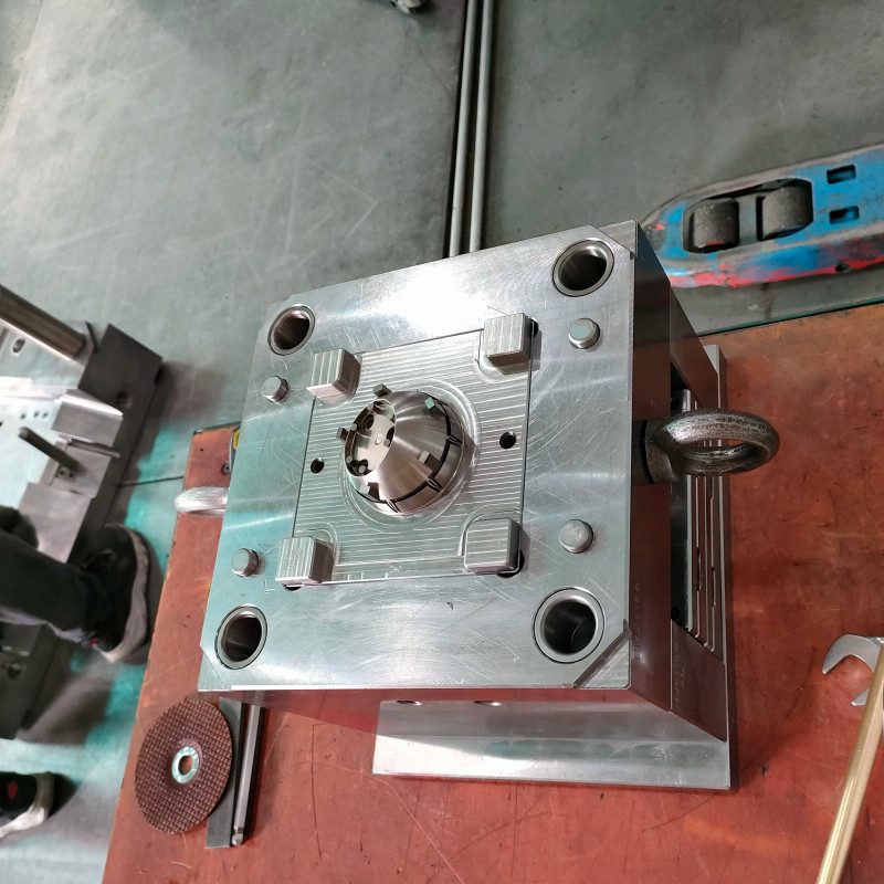 Thermoplastic Plastics Injection Mold With LKM Steel Standard 718H Steel Material